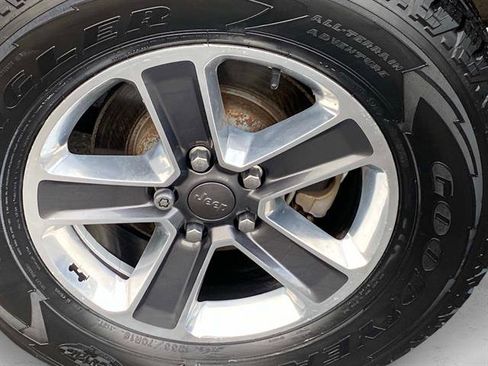 Used 2018 Jeep Wrangler Unlimited Sahara image 28