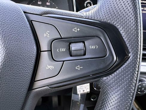 Used 2025 Chevrolet Trax LS w/ LS Convenience Package FWD image 16