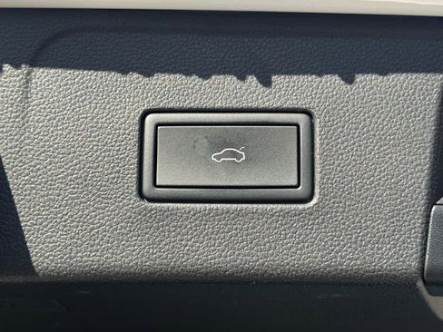 Used 2023 Volkswagen Atlas SEL Premium image 32