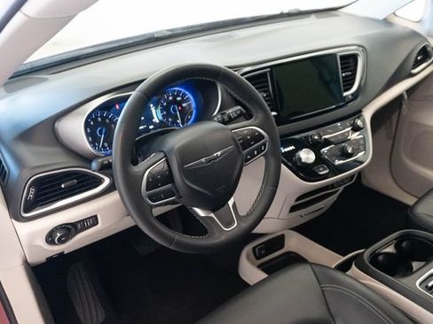 Used 2024 Chrysler Pacifica Touring-L FWD image 3