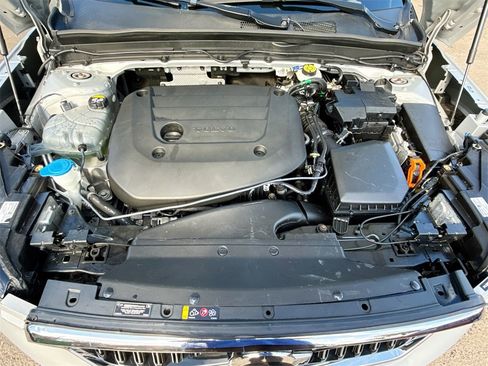 Used 2023 Volvo XC40 B5 Plus image 35