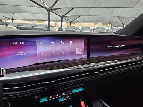 Used 2025 Cadillac Escalade Premium Luxury image 15