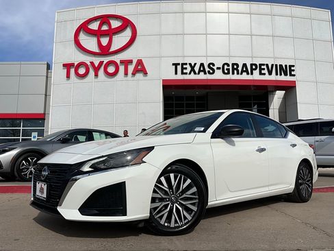 Used 2025 Nissan Altima 2.5 SV image 2