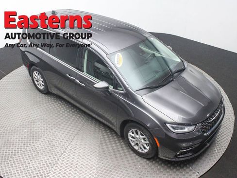 Used 2023 Chrysler Pacifica Touring-L image 3