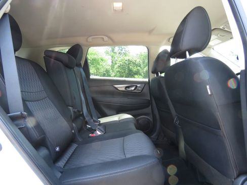 Used 2017 Nissan Rogue SV w/ SV Premium Package AWD/4WD image 16
