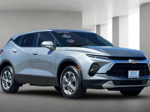 Used 2025 Chevrolet Blazer LT FWD image 2