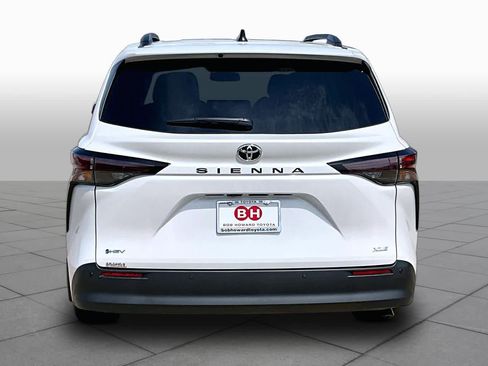 Used 2026 Toyota Sienna XLE FWD image 5