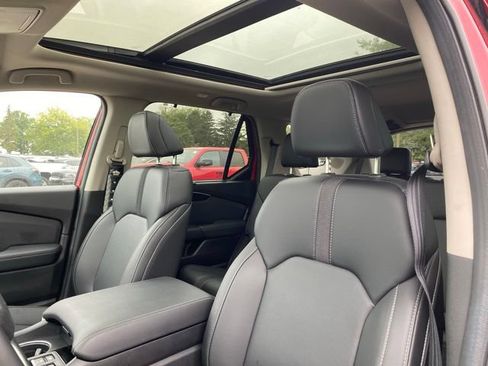 Used 2025 Honda Pilot Touring image 2