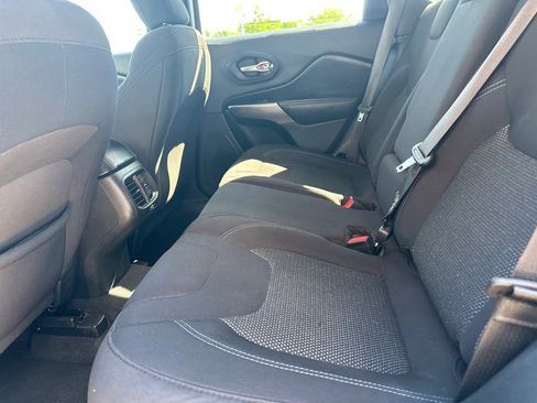 Used 2019 Jeep Cherokee Latitude w/ Cold Weather Group image 15