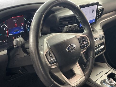 Used 2023 Ford Explorer XLT AWD/4WD image 12