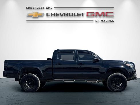 Used 2020 Toyota Tacoma SR5 AWD/4WD image 2