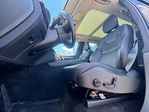 Used 2022 Volvo XC90 T6 Momentum w/ Climate Package AWD/4WD image 18