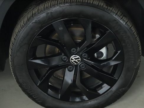 Certified 2023 Volkswagen Taos SE w/ Panoramic Sunroof Package image 10