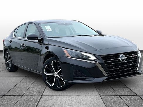 Used 2024 Nissan Altima 2.5 SR FWD image 2