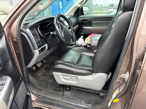 Used 2019 Toyota Sequoia SR5 w/ Carpet Mat Package (TMS) AWD/4WD image 4
