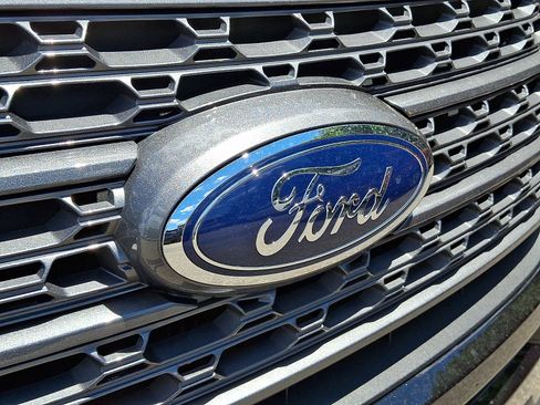 Used 2023 Ford Explorer XLT w/ Equipment Group 202A AWD/4WD image 4