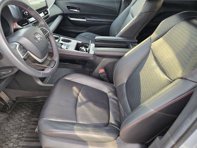 Used 2025 Toyota Sienna XSE w/ XSE Plus Package AWD/4WD image 18