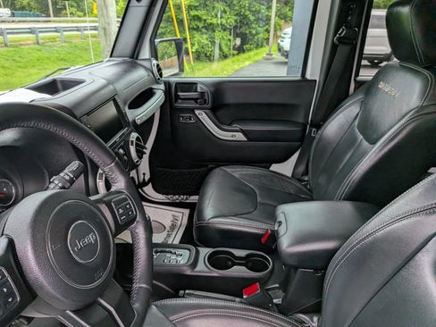Used 2016 Jeep Wrangler Unlimited Sahara w/ Connectivity Group AWD/4WD image 15