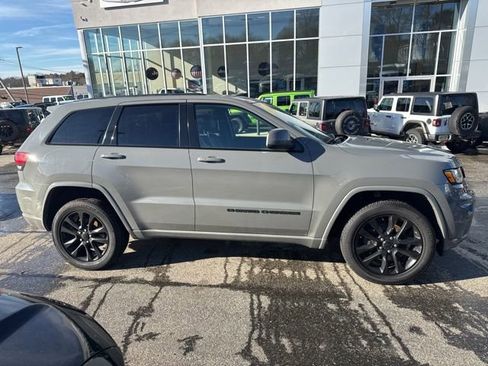 Certified 2022 Jeep Grand Cherokee Laredo X AWD/4WD image 8
