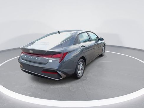 Used 2026 Hyundai Elantra SE FWD image 8