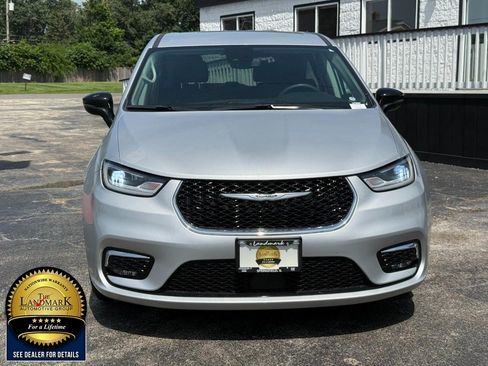 Used 2024 Chrysler Pacifica Touring-L FWD image 2