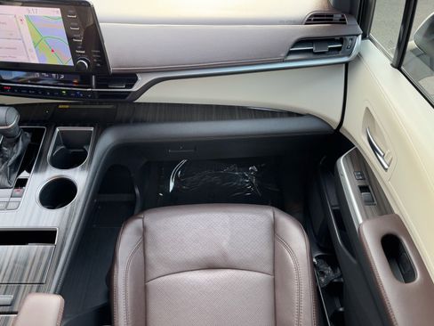 Used 2021 Toyota Sienna Platinum image 18