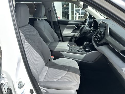 Used 2022 Toyota Highlander LE image 26