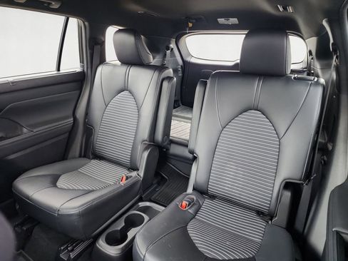 Used 2023 Toyota Highlander XSE image 13