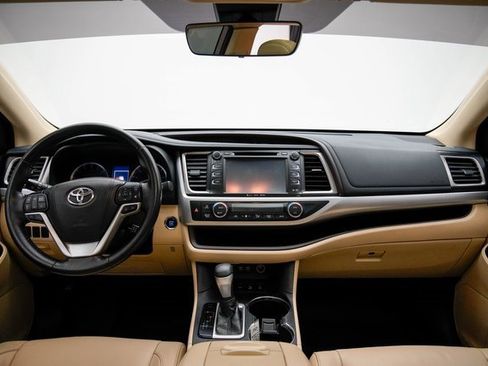 Used 2018 Toyota Highlander XLE image 19