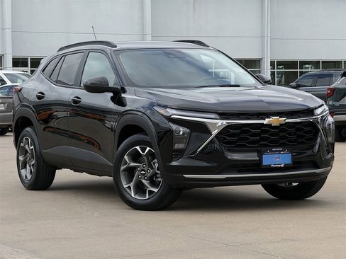 Certified 2025 Chevrolet Trax LT image 2