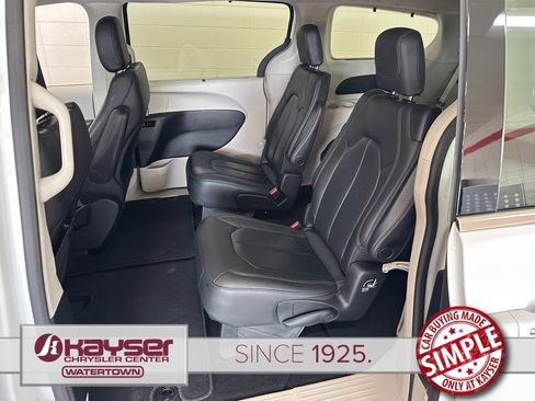 Used 2020 Chrysler Pacifica Touring-L FWD image 36
