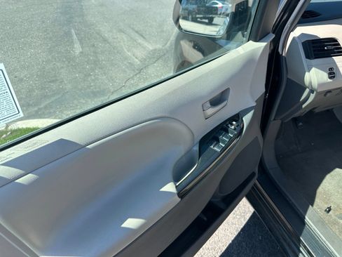 Used 2012 Toyota Sienna LE FWD image 4