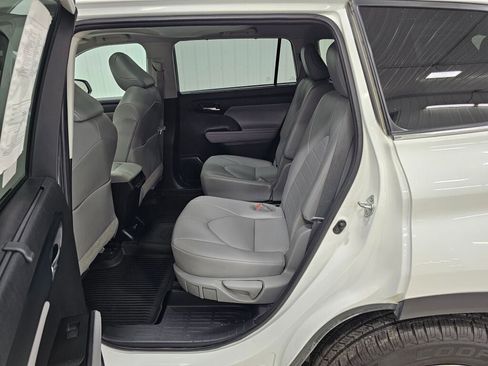 Used 2021 Toyota Highlander XLE image 3