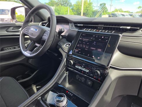 New 2025 Jeep Grand Cherokee Altitude image 8