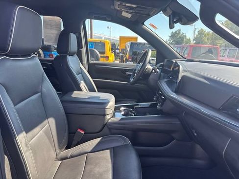 Used 2025 Chevrolet Suburban Premier AWD/4WD image 10