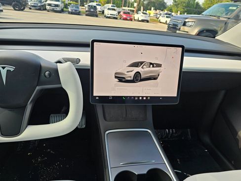 Used 2024 Tesla Model Y Long Range AWD/4WD image 18