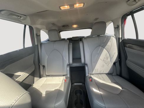 Used 2023 Toyota Highlander Limited FWD image 13