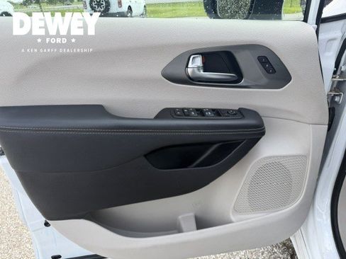 Used 2023 Chrysler Pacifica Touring-L FWD image 10
