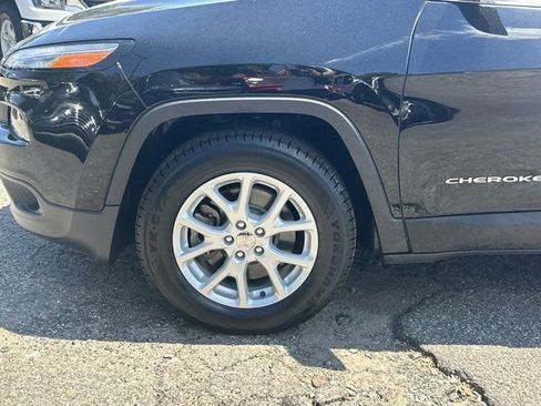 Used 2018 Jeep Cherokee Latitude Plus w/ Cold Weather Group FWD image 15