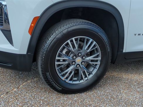 Used 2025 Chevrolet Traverse LT image 9