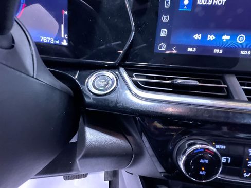 Used 2025 Chevrolet Trax RS w/ Sunroof Package FWD image 17