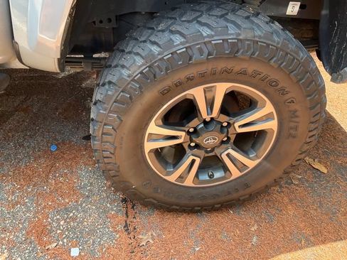 Used 2019 Toyota Tacoma TRD Sport AWD/4WD image 11