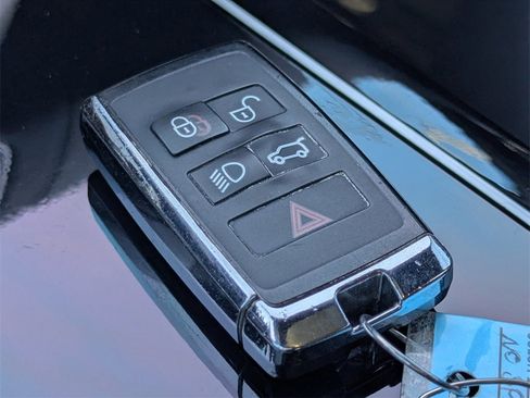 Used 2020 Land Rover Range Rover HSE image 24