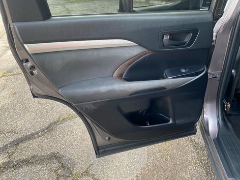 Used 2019 Toyota Highlander LE AWD/4WD image 21