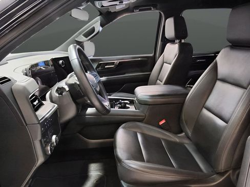 Used 2025 Chevrolet Suburban Z71 image 17