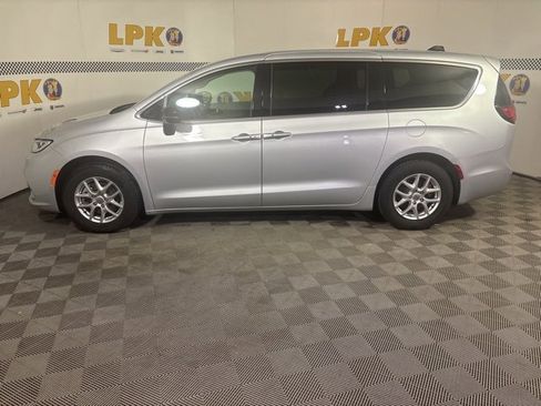 Used 2024 Chrysler Pacifica Touring-L image 10