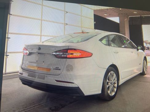 Used 2019 Ford Fusion SE image 3