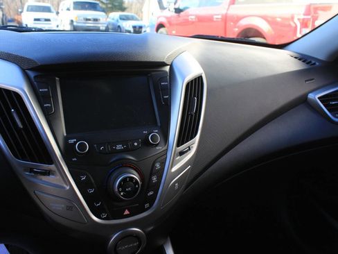 Used 2017 Hyundai Veloster image 18