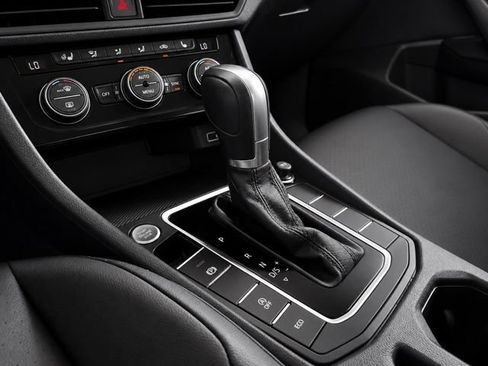 Used 2019 Volkswagen Jetta SE w/ Cold Weather Package FWD image 16