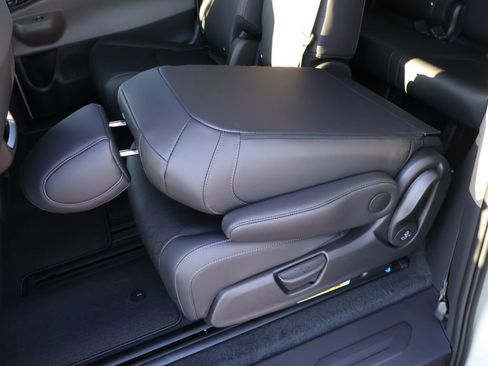 New 2026 Kia Carnival EX image 17